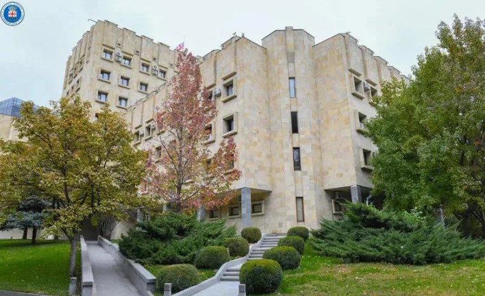 თელავში, 2025 წლის 1-ელ ოქტომბერს მეუღლის მკვლელობისთვის ბრალდებულ მამაკაცს 17.5 წლით თავისუფლების აღკვეთა მიესაჯა