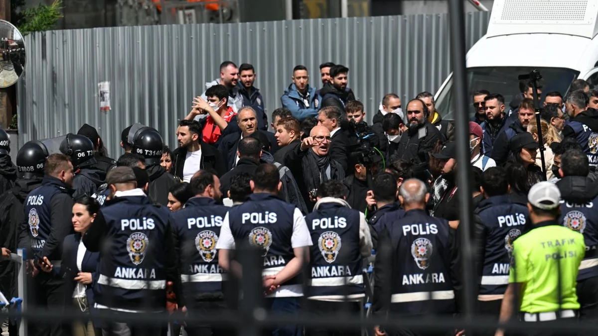 CXP-nin keçmiş rəhbərliyi partiyanın Ankaradakı qərargah binasından çıxarılıb