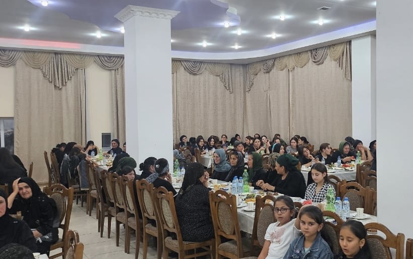 Dəmyə-Gorarxı kəndində İmam Hüseyn (ə) adına ehsan süfrəsi açılıb - FOTO