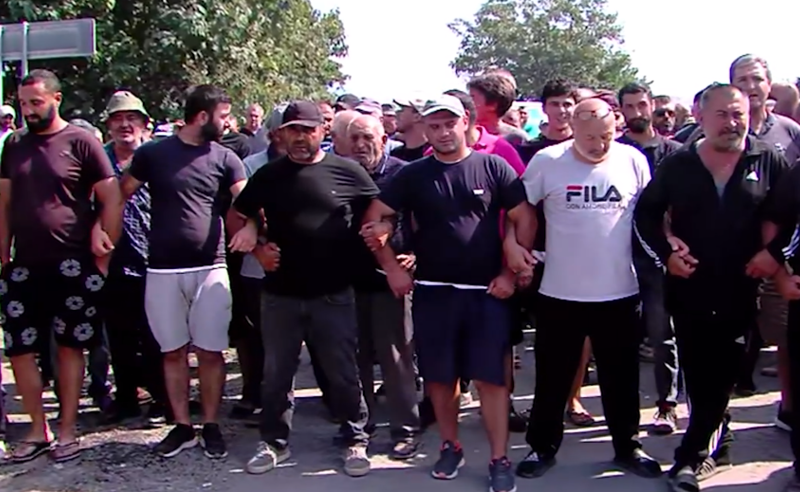 SON DƏQİQƏ! Üzümçülərin etirazının miqyası böyüyür: Yolu bağladılar... 