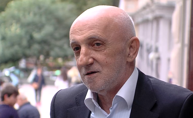 Politoloq Mamuka Mdinaradzenin siyasətdən getməsini belə şərh etdi