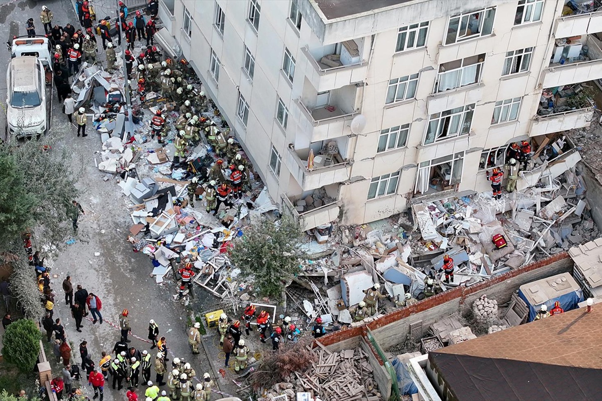 İstanbulda 7 mərtəbəli yaşayış binası çöküb - FOTO
