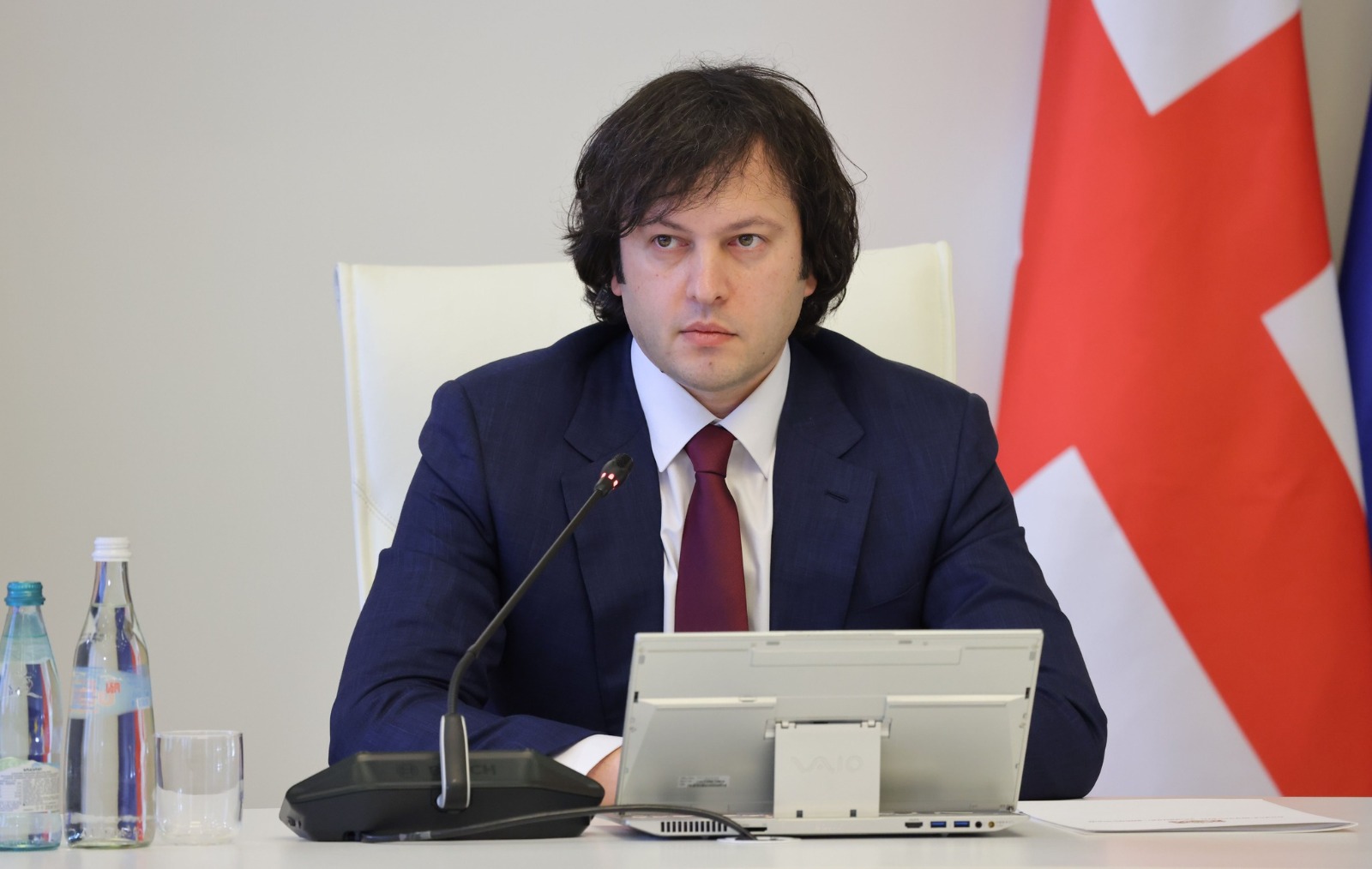 Baş nazir larinin kursu ilə bağlı danışdı