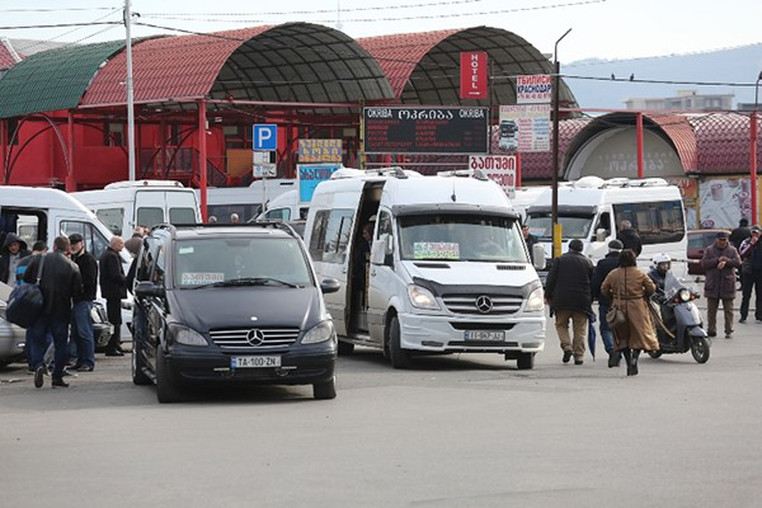 Gürcüstanda mikroavtobus və avtobusların əksəriyyəti 10 ildən çox yaşı olan nəqliyyat vasitələridir