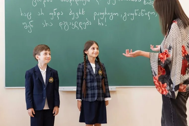Gürcüstan məktəblərində vahid forma qiymətləri: Bu şagirdlər üçün pulsuz olacaq
