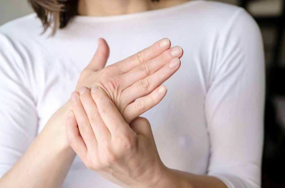 Qollarda uyuşmanın səbəbləri – Hansı halda təhlükəlidir?
