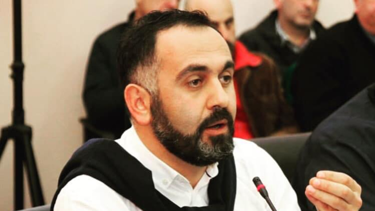 Mirdat Kamadadze Axali partiyasını və siyasi şurasını tərk etdiyini açıqlayıb
